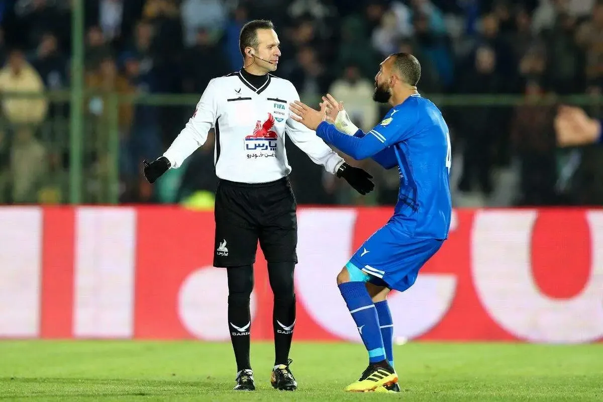 درخواست فوری استقلال/ تغییر داور بازی مقابل فولاد!