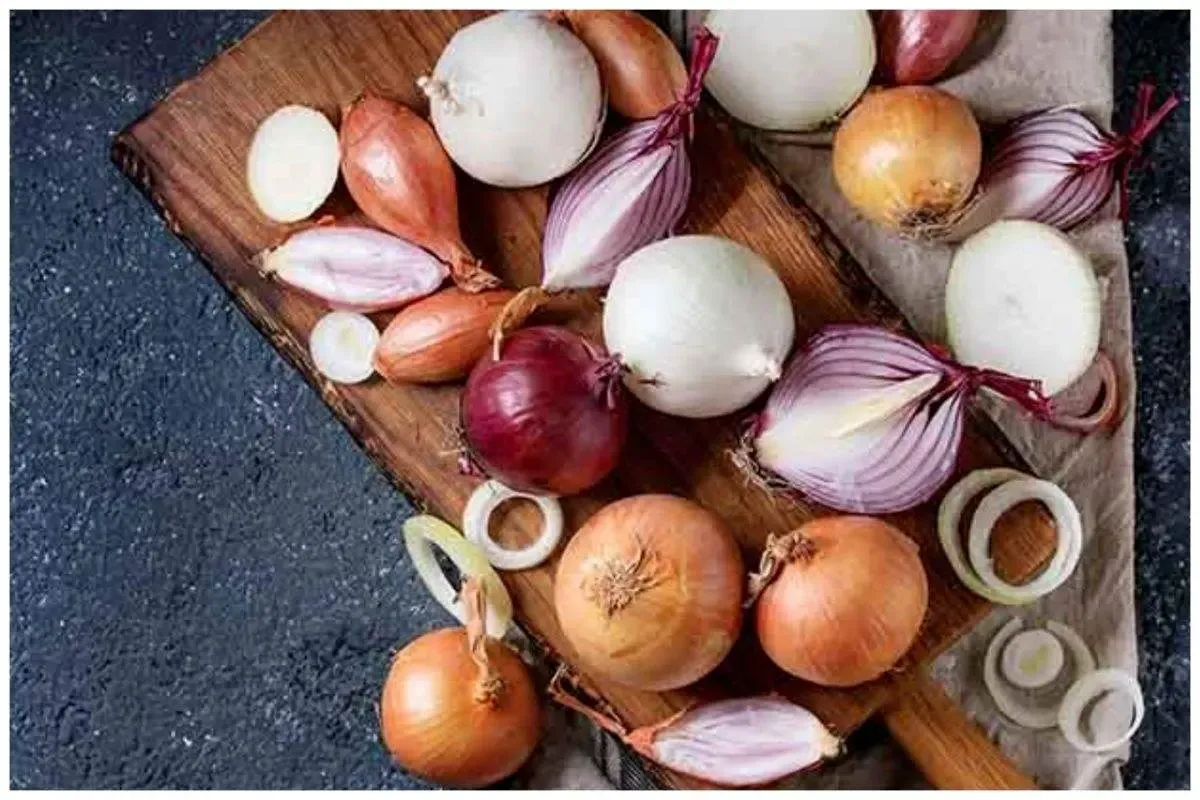 8 خوراکی‌ که عامل بوی بد دهان هستند