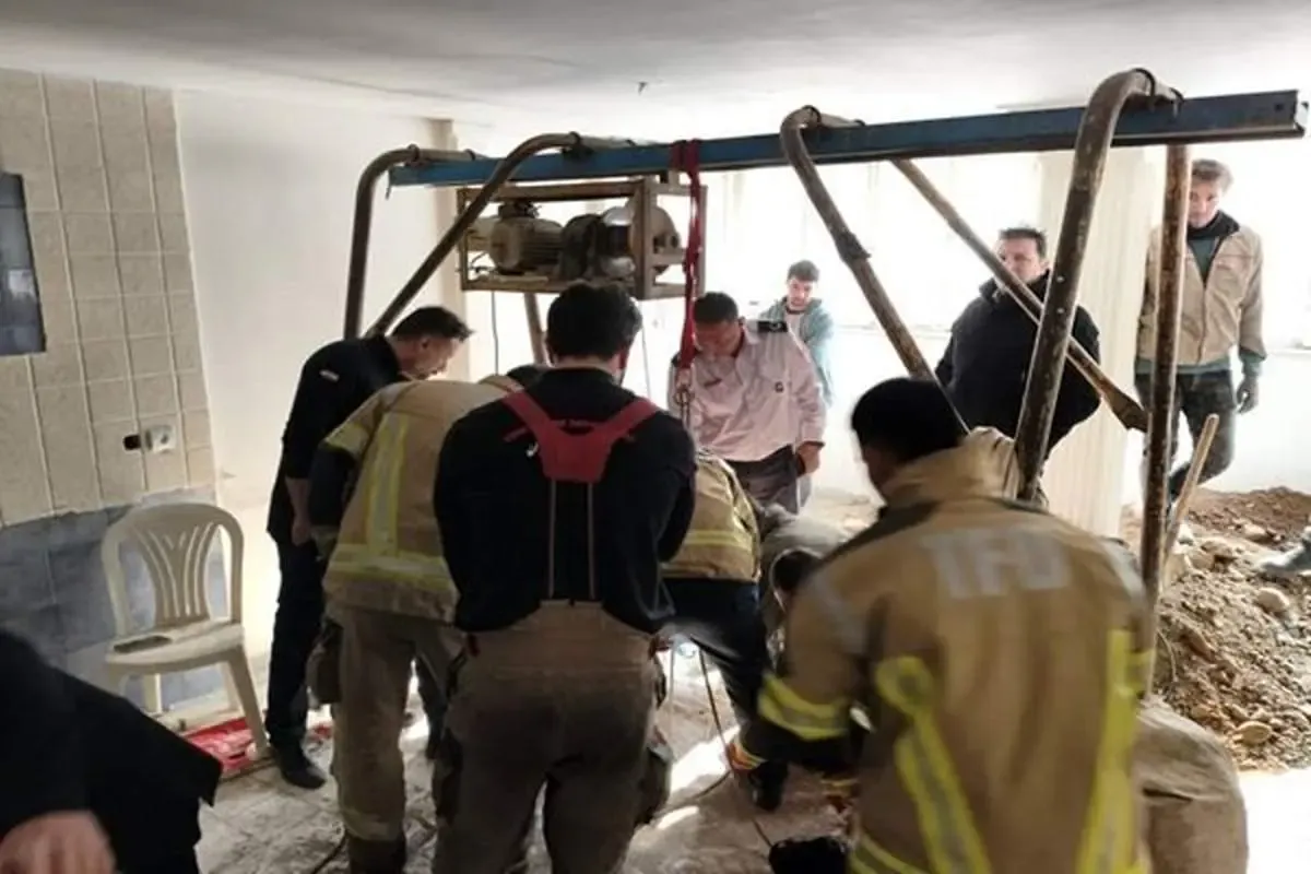 ببینید/ گرفتار شدن دو کارگر در چاه ۲۵ متری/ جزئیات