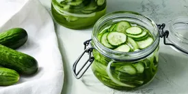 روش تهیه سس خیارشور برای ساندویچ با مواد ارزان