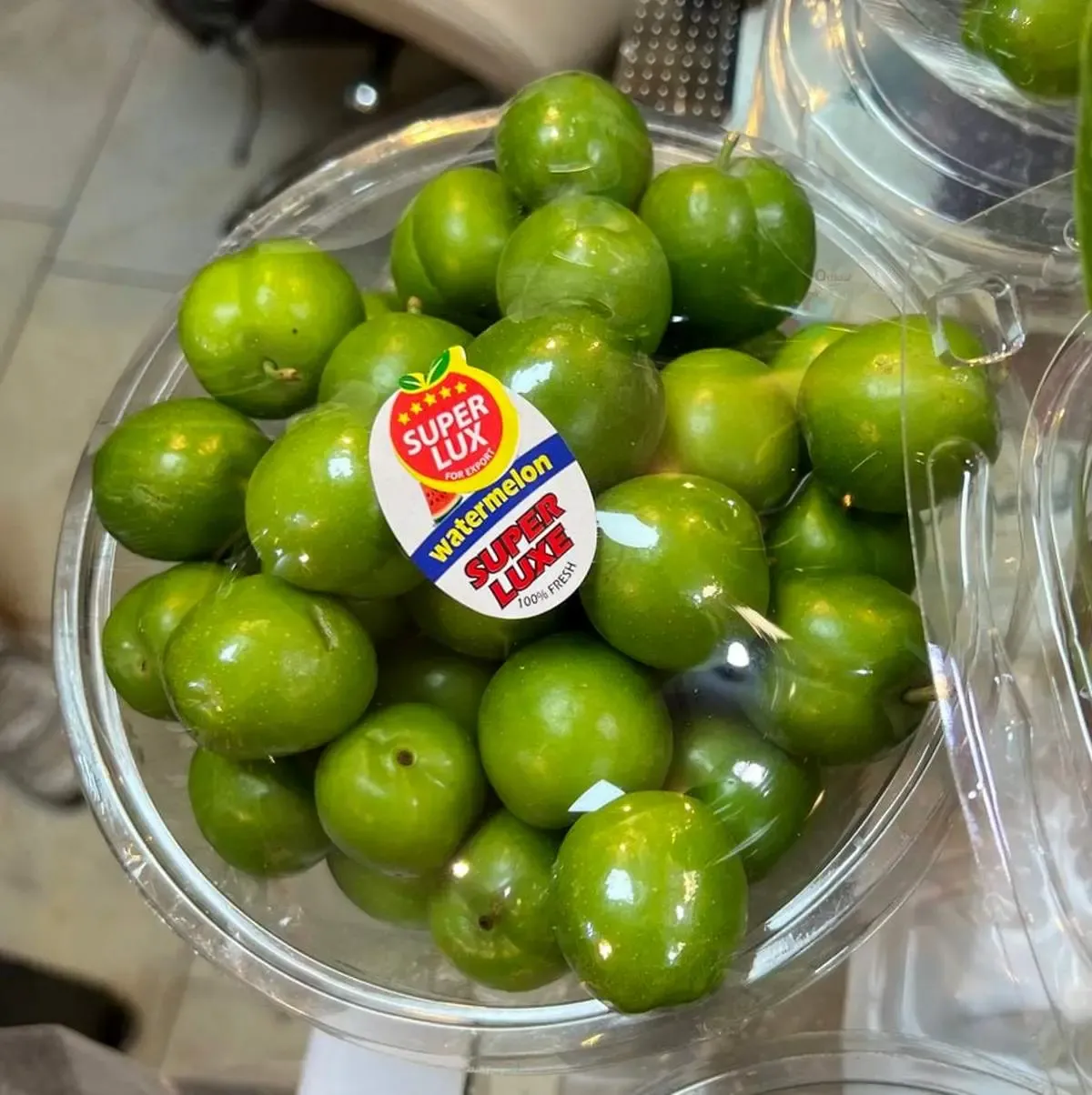 ترفند یک میوه‌فروش برای قالب کردن گوجه سبز خارجی!