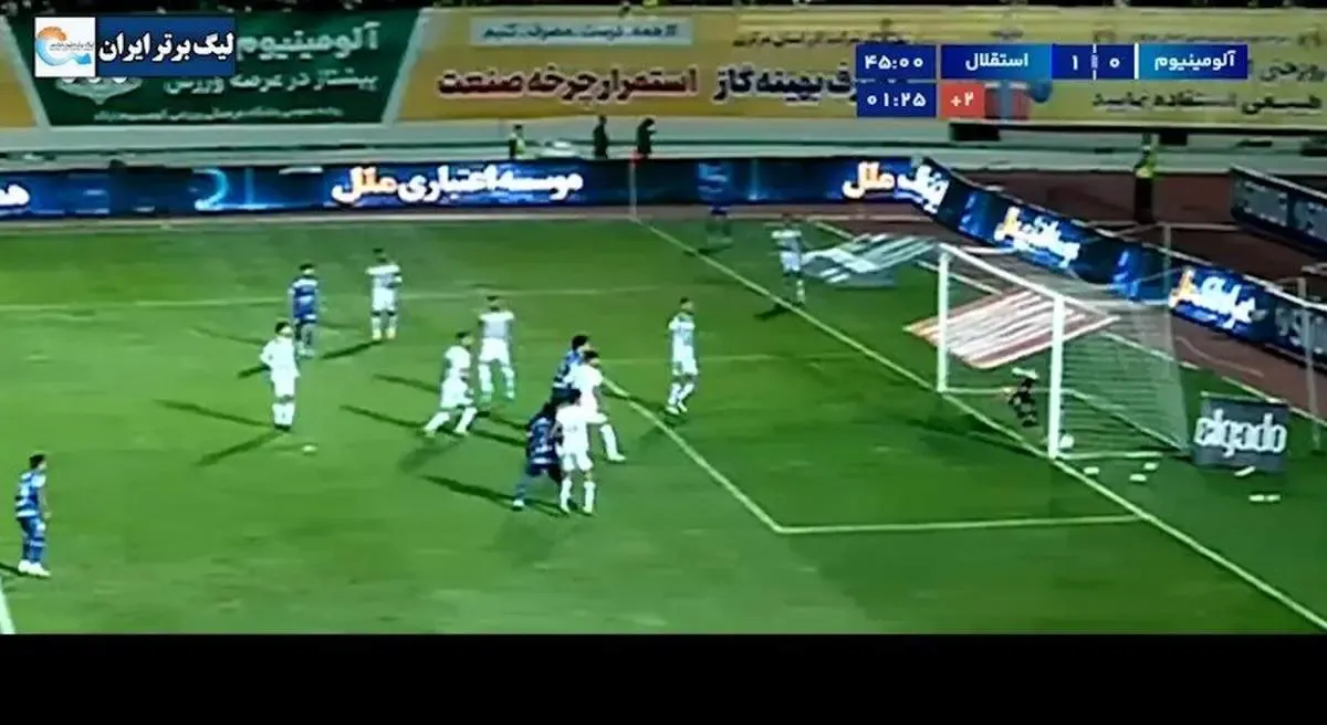 مشکوک ترین صحنه بازی استقلال/ عکس