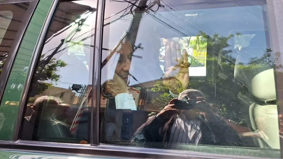 اولین عکس از احمدی نژاد در مسیر وزارت کشور