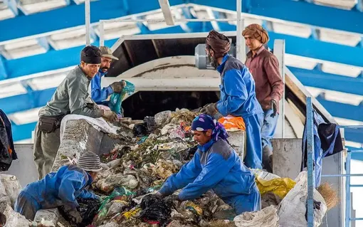 تیغ زباله‌های عفونی زیر گلوی مردم اراک/عکس :محمد اسدی