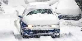 ببینید/ گرفتار شدن دهها خودرو ناشی از بارش برف مرز تمرچین