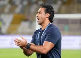 عکس / فرهاد مجیدی با مدافع رومانیایی درگیر شد