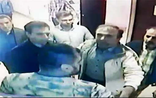 ضرب و شتم عجیب یک معلم با قمه توسط اولیای دانش‌آموز