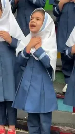 آهنگ احساسی این دختر در مدرسه غوغا به پا کرد+ فیلم