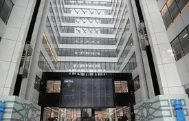 تالار شیشه‌ای یکپارچه سبز شد