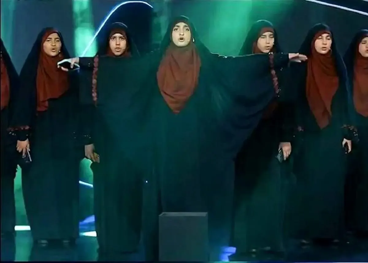 ببینید | اجرای یک سرود عجیب در تلویزیون همراه با گوشی آیفون!