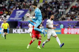 فرار بیرانوند از اخراج / عکس