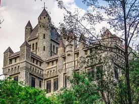 قلعه‌ اروپایی در روستای آغشت ساوجبلاغ