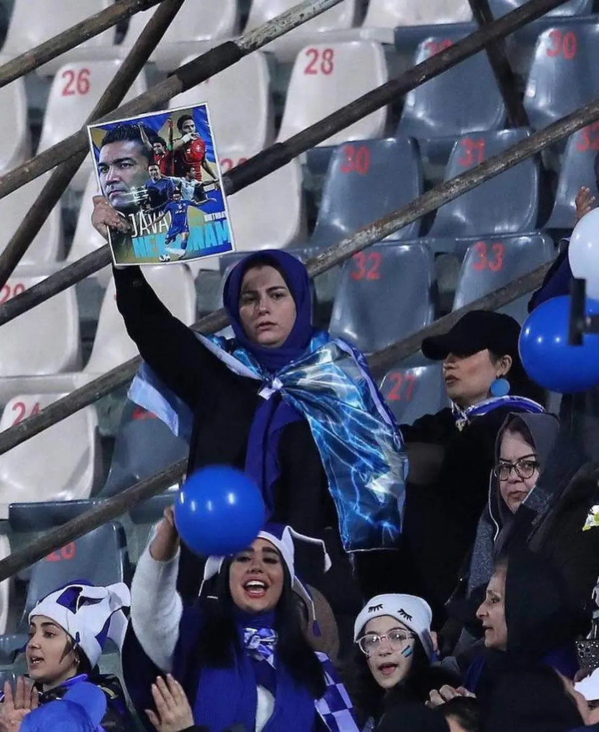 حمایت خاص یک هوادار خانم از جواد نکونام/ عکس