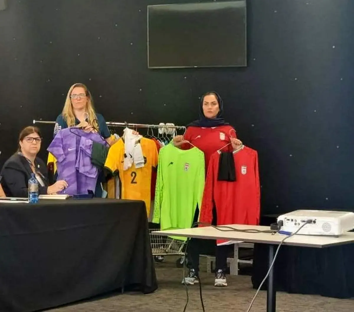 تیم فوتبال زنان سرخپوش می‌شود