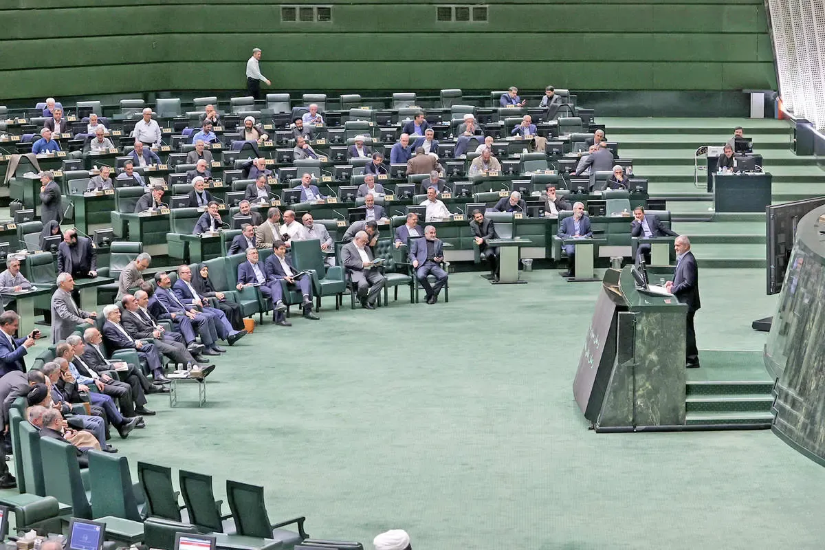 گمانه‌زنی‌ها  از لیست قرمز دلواپسان