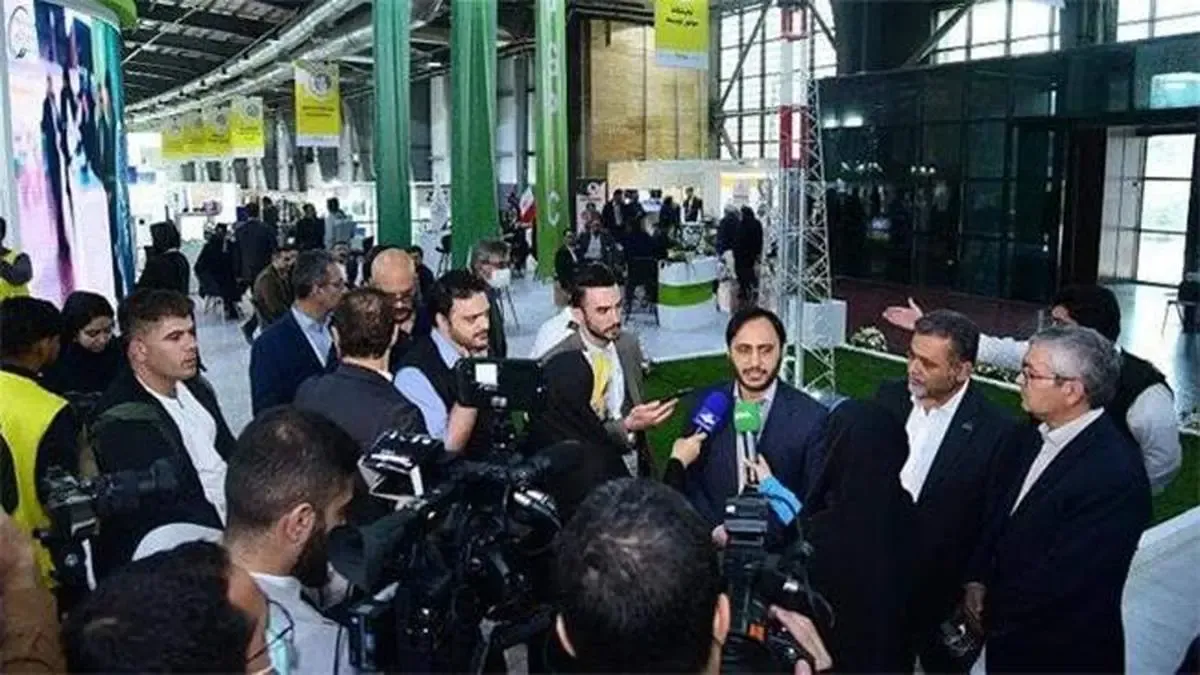 بازدید سخنگوی دولت از غرفه شركت صنایع پتروشیمی خلیج فارس