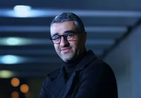 پژمان جمشیدی در مراسم تشییع اکبر عبدی/ فیلم