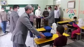 توزیع نوشت افزار از سوی بانک ملت در بین دانش آموزان 14 استان کشور