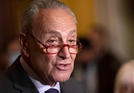 چاک شومر: ترامپ با ادامه جنگ علیه ایران گور خود را می‌کند