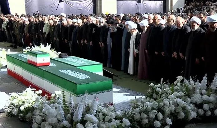 نماز بر پیکر امام شهید در مصلای امام خمینی(ره) با حضور ۳ فرزند رهبر شهید