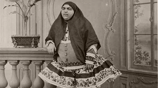 عکسی جالب از دورهمی دختران مظفرالدین شاه قاجار در یک مهمانی