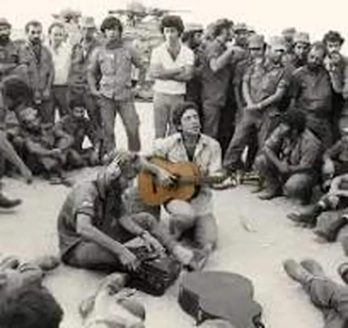 تصویری از اجرای فرامرز اصلانی برای رزمندگان جنگ ایران و عراق