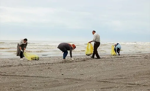 پاکسازی ساحل رودسر/عکس : امید رجبی پور