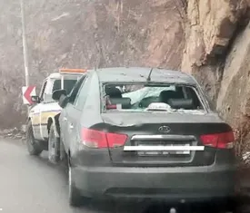 سقوط سنگ روی خودرو در جاده چالوس/ عکس