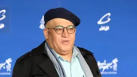 چهره بامزه نادر سلیمانی در تولد ۵۸ سالگی‌اش با کیکی متفاوت سوژه شد!/ عکس