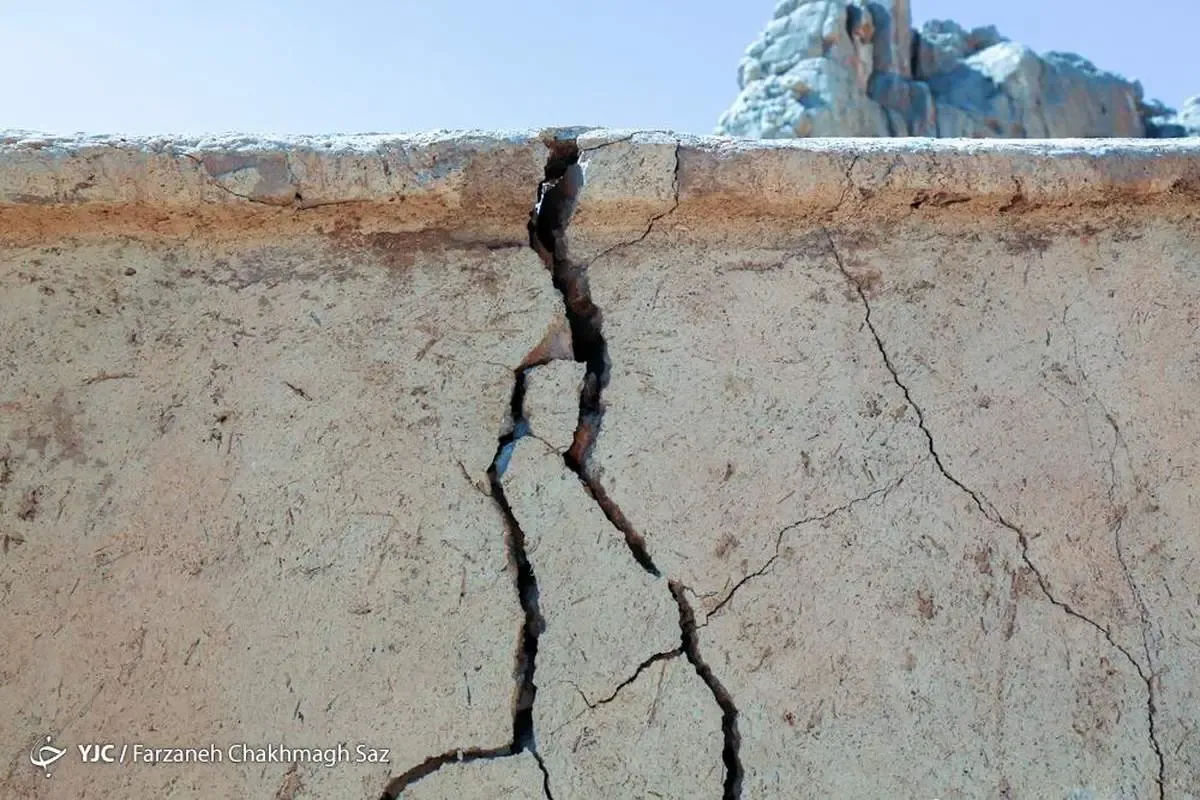 زمین در نقش رستم فرونشست