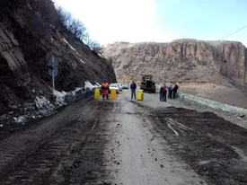 ریزش سنگ در جاده چالوس/ جاده بسته شد