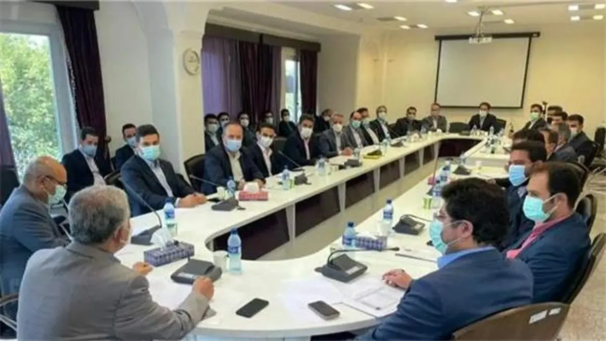 یک بانکدار باید از اخبار اقتصادی روز آگاه باشد