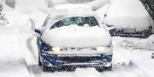 ببینید/ گرفتار شدن دهها خودرو ناشی از بارش برف مرز تمرچین