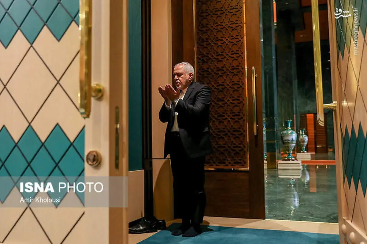 چرا ظریف جلوی کری نماز خواند؟