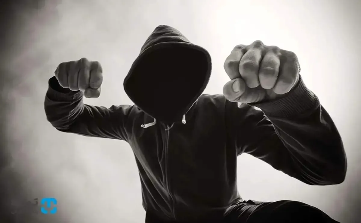 ببینید/ ضرب‌وشتم دلخراش یک پسر بچه توسط اراذلِ اوباش