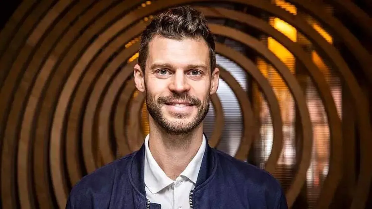 ببینید | سرقت یک نماینده مجلس از فروشگاه عینک فروشی