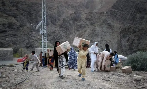 توزیع سبد کالا در روستاهای صعب‌العبور سیستان و بلوچستان/عکس:مهران ریاضی