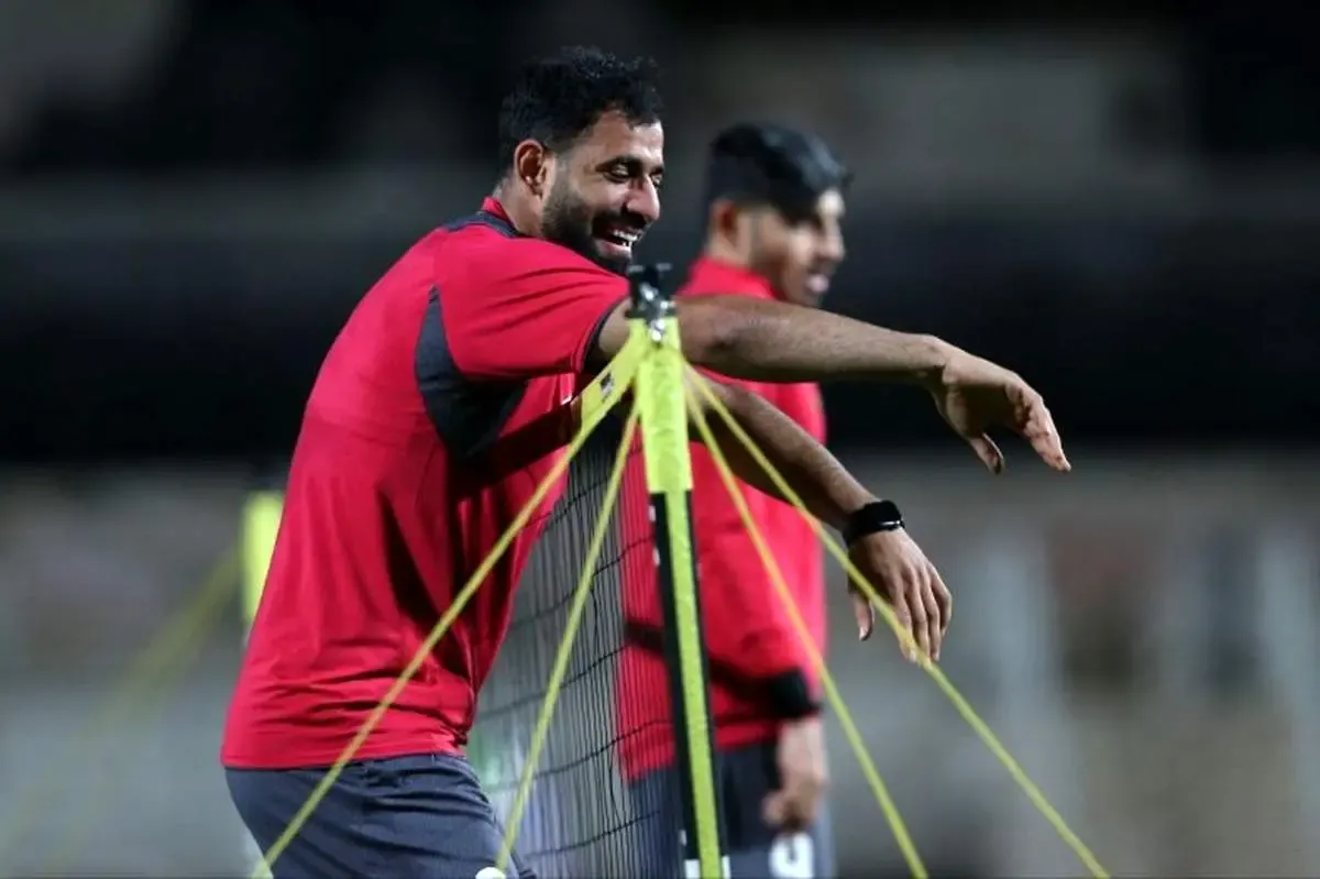 رقص بی ادبانه مدافع سپاهان جلوی بازیکنان ناراحت پرسپولیس!/ فیلم