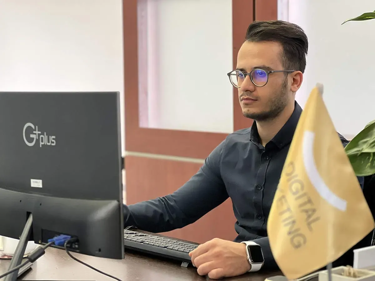 شرکت سئو چیست؟ بررسی دلایل برونسپاری سئو