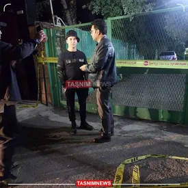 تصویری از حضور شبانه امین حیایی با استایل خاص مقابل ویلای مرحوم داریوش مهرجویی