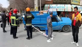 گرفتار شدن خودرو نیسان در فرونشست خیابان اوحدی اصفهان