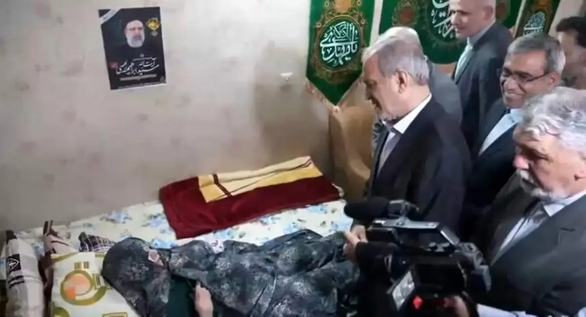 حضور پزشکیان در منزل مادر شهید رئیسی
