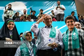 ژست خاص مسعود پزشکیان و نوه هایش در همایش شیرودی/ عکس