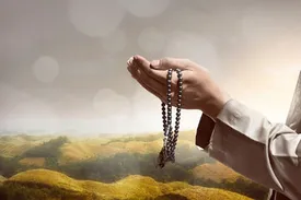 نماز حاجات چگونه خوانده میشود؟