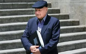 کنایه سنگین مهاجری به میرکاظمی/ از کارشناسان بپرسید آیا اساسا چیزی به نام خزانه خالی یا خزانه منفی به لحاظ علمی معنی دارد یا نه؟