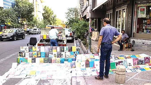 نشسته بر ساحل بی‌حاصلی