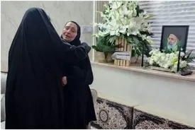 بی‌تابی خواهر شهید رئیسی در منزلش/ عکس