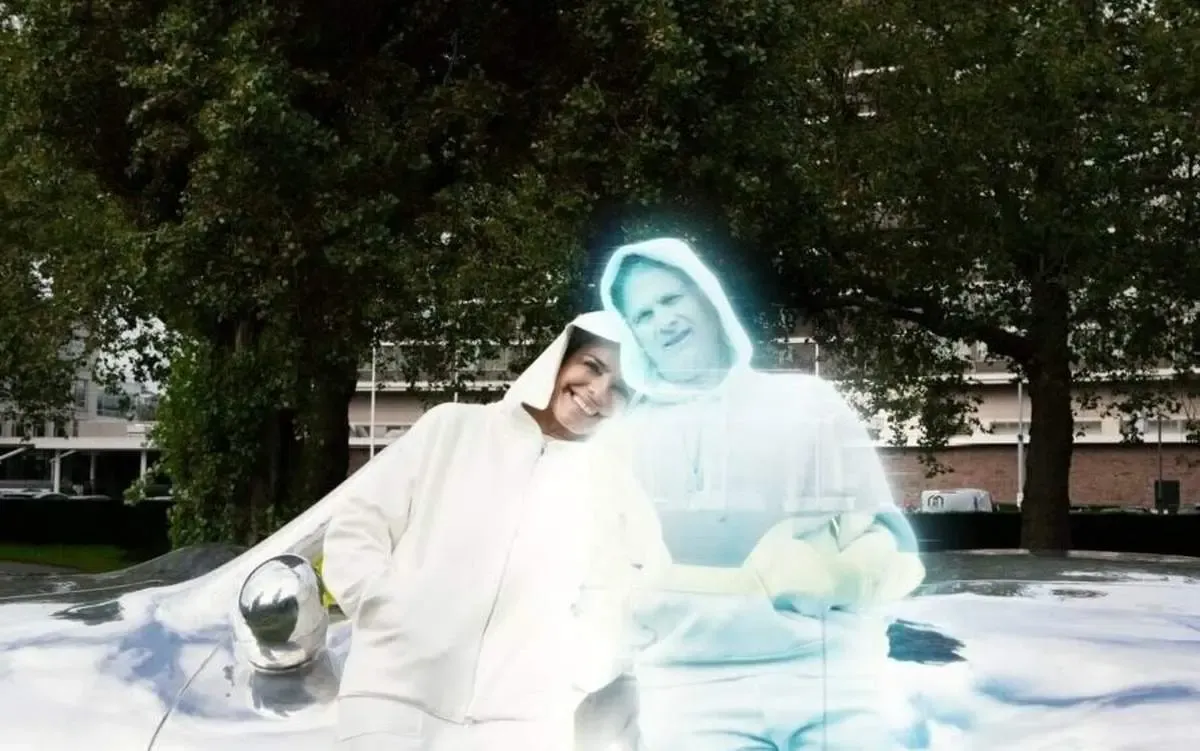 ازدواج عجیب یک زن با هولوگرام هوش مصنوعی