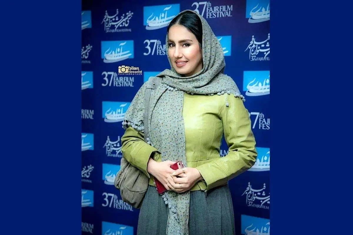 کافه‌گردی پرانرژی مرجان نون‌خ/ تیپ رنگی و اکسسوری فانتزی سوژه شد/ عکس