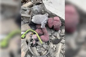 دلنوشته جناب‌خان برای صاحب عروسک مانده در آوار؛ دردت به جون مُو باشه